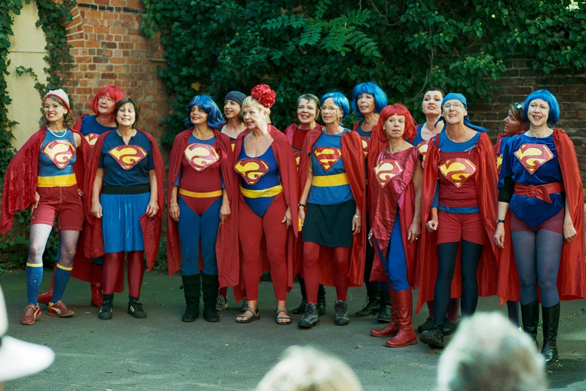 Menschen in Supergirl Kostümen
