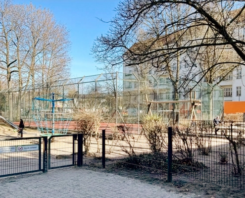 Eingangsbereich des Spielplatzes mit Blick auf Ballkäfig