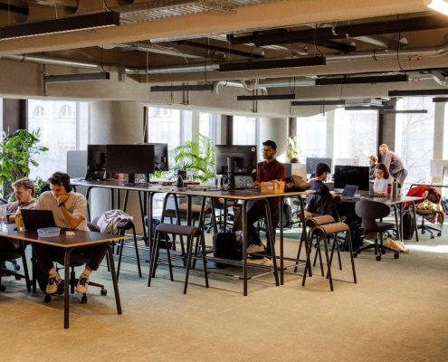 Workshop-Angebot für Unternehmen aus dem Zentrum: CODE-Studierende arbeiten am Campus mit Laptops und künstlicher Intelligenz im Workshopraum für den Verkaufsprozess.